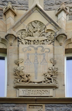 Motiv Waage, Detail der Hausfront Haupthaus
