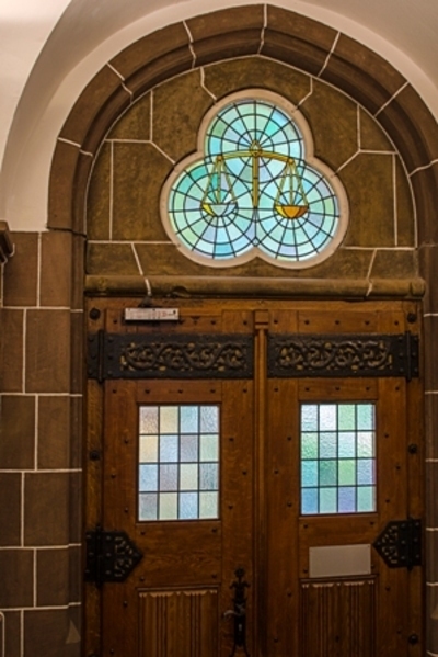 Eingangstüre Hauptportal Innenansicht mit Buntglasfenster