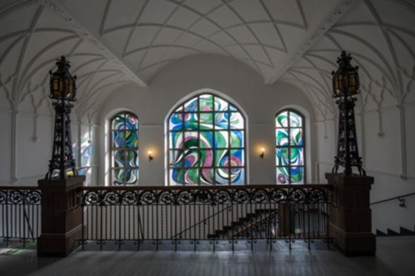 Alte Lampen und Buntglasfenster im Treppenhaus in der 2. Etage