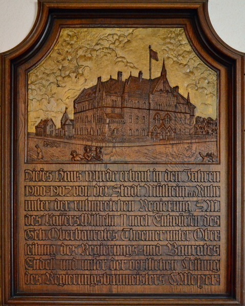 Gedenktafel in Saal 110 mit Angaben über Erbauer und Baujahr