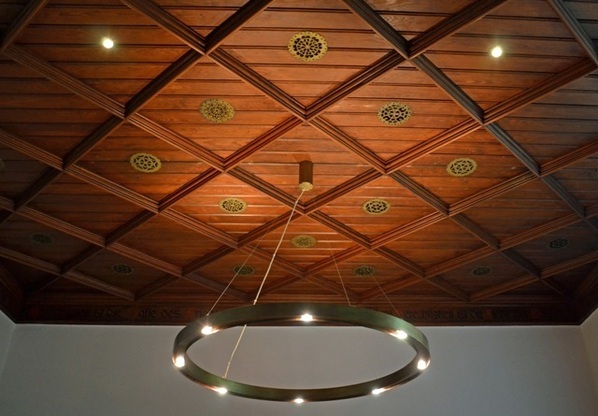 Holzdecke mit Leuchter in Saal 110