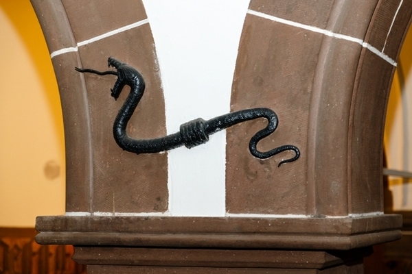 Schlangenmotiv an Säulen