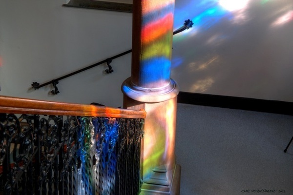 Lichtspiel auf einer Säule im Treppenhaus