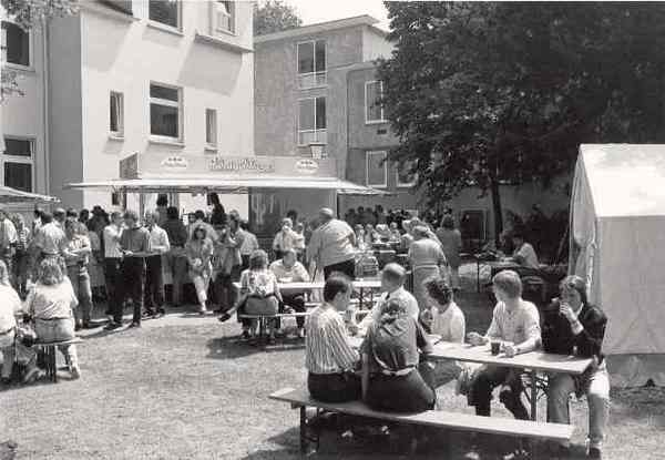 Getränke- und Grillstände im Garten des Grundbuchamtes